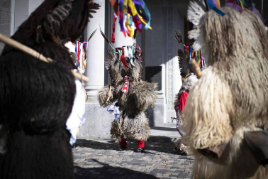 Disfraces tradicionales, bailes, carrozas por tierra y agua... Así están viviendo varias ciudades de Europa y América sus Carnavales
