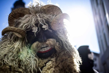Disfraces tradicionales, bailes, carrozas por tierra y agua... Así están viviendo varias ciudades de Europa y América sus Carnavales