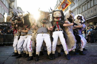 Disfraces tradicionales, bailes, carrozas por tierra y agua... Así están viviendo varias ciudades de Europa y América sus Carnavales