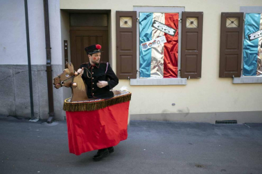 Disfraces tradicionales, bailes, carrozas por tierra y agua... Así están viviendo varias ciudades de Europa y América sus Carnavales
