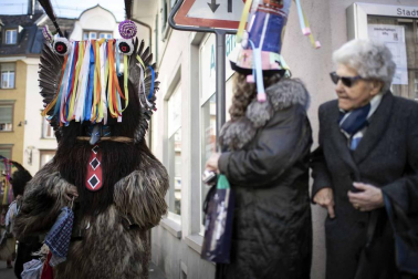 Disfraces tradicionales, bailes, carrozas por tierra y agua... Así están viviendo varias ciudades de Europa y América sus Carnavales
