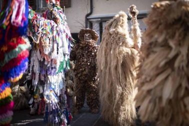 Disfraces tradicionales, bailes, carrozas por tierra y agua... Así están viviendo varias ciudades de Europa y América sus Carnavales