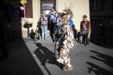 Disfraces tradicionales, bailes, carrozas por tierra y agua... Así están viviendo varias ciudades de Europa y América sus Carnavales