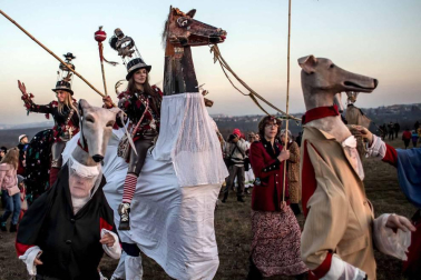 Disfraces tradicionales, bailes, carrozas por tierra y agua... Así están viviendo varias ciudades de Europa y América sus Carnavales