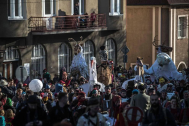 Disfraces tradicionales, bailes, carrozas por tierra y agua... Así están viviendo varias ciudades de Europa y América sus Carnavales