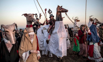 Disfraces tradicionales, bailes, carrozas por tierra y agua... Así están viviendo varias ciudades de Europa y América sus Carnavales