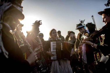 Disfraces tradicionales, bailes, carrozas por tierra y agua... Así están viviendo varias ciudades de Europa y América sus Carnavales