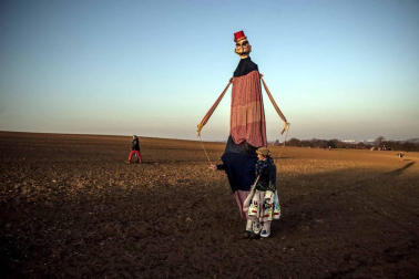 Disfraces tradicionales, bailes, carrozas por tierra y agua... Así están viviendo varias ciudades de Europa y América sus Carnavales