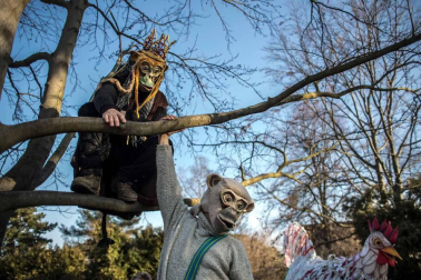 Disfraces tradicionales, bailes, carrozas por tierra y agua... Así están viviendo varias ciudades de Europa y América sus Carnavales