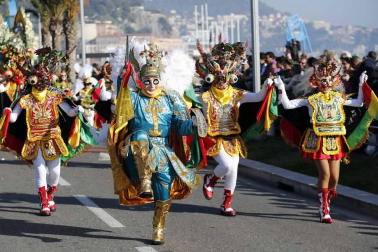 Disfraces tradicionales, bailes, carrozas por tierra y agua... Así están viviendo varias ciudades de Europa y América sus Carnavales