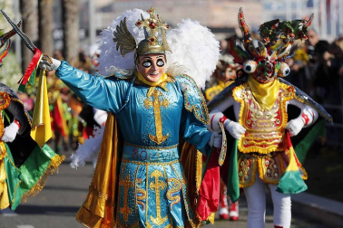 Disfraces tradicionales, bailes, carrozas por tierra y agua... Así están viviendo varias ciudades de Europa y América sus Carnavales