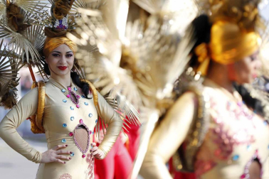 Disfraces tradicionales, bailes, carrozas por tierra y agua... Así están viviendo varias ciudades de Europa y América sus Carnavales