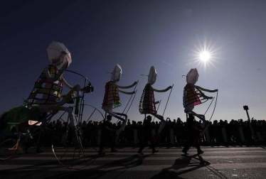 Disfraces tradicionales, bailes, carrozas por tierra y agua... Así están viviendo varias ciudades de Europa y América sus Carnavales
