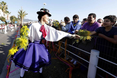 Disfraces tradicionales, bailes, carrozas por tierra y agua... Así están viviendo varias ciudades de Europa y América sus Carnavales