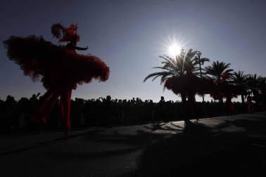Disfraces tradicionales, bailes, carrozas por tierra y agua... Así están viviendo varias ciudades de Europa y América sus Carnavales