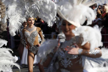 Disfraces tradicionales, bailes, carrozas por tierra y agua... Así están viviendo varias ciudades de Europa y América sus Carnavales