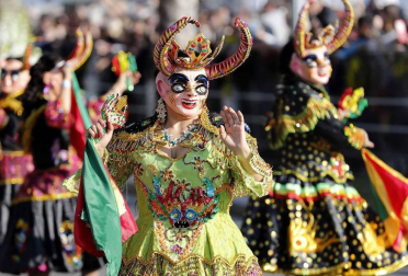 Disfraces tradicionales, bailes, carrozas por tierra y agua... Así están viviendo varias ciudades de Europa y América sus Carnavales