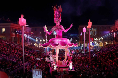 Disfraces tradicionales, bailes, carrozas por tierra y agua... Así están viviendo varias ciudades de Europa y América sus Carnavales