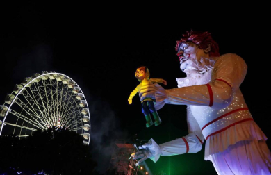 Disfraces tradicionales, bailes, carrozas por tierra y agua... Así están viviendo varias ciudades de Europa y América sus Carnavales
