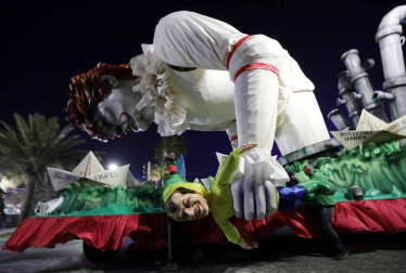 Disfraces tradicionales, bailes, carrozas por tierra y agua... Así están viviendo varias ciudades de Europa y América sus Carnavales