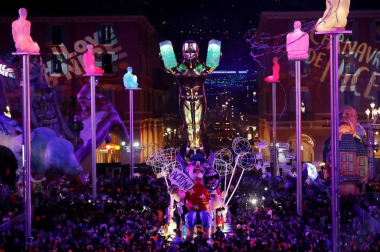 Disfraces tradicionales, bailes, carrozas por tierra y agua... Así están viviendo varias ciudades de Europa y América sus Carnavales