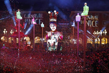 Disfraces tradicionales, bailes, carrozas por tierra y agua... Así están viviendo varias ciudades de Europa y América sus Carnavales