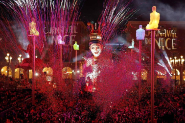 Disfraces tradicionales, bailes, carrozas por tierra y agua... Así están viviendo varias ciudades de Europa y América sus Carnavales