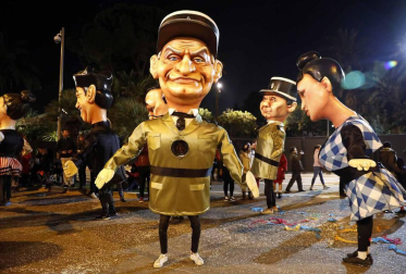 Disfraces tradicionales, bailes, carrozas por tierra y agua... Así están viviendo varias ciudades de Europa y América sus Carnavales
