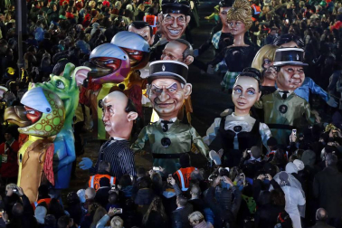 Disfraces tradicionales, bailes, carrozas por tierra y agua... Así están viviendo varias ciudades de Europa y América sus Carnavales