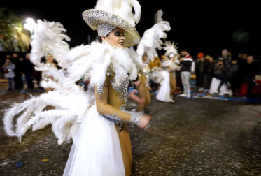 Disfraces tradicionales, bailes, carrozas por tierra y agua... Así están viviendo varias ciudades de Europa y América sus Carnavales