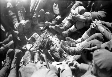 Imágenes del libro 'La cámara en el macuto', un libro que reúne imágenes de soldados aficionados a la fotografía durante la Guerra Civil.