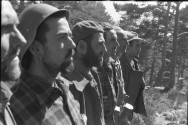 Imágenes del libro 'La cámara en el macuto', un libro que reúne imágenes de soldados aficionados a la fotografía durante la Guerra Civil.