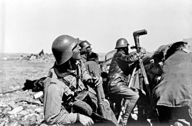 Imágenes del libro 'La cámara en el macuto', un libro que reúne imágenes de soldados aficionados a la fotografía durante la Guerra Civil.