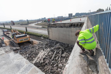 El tramo del puente de la N-121-C tardará en repararse dos meses