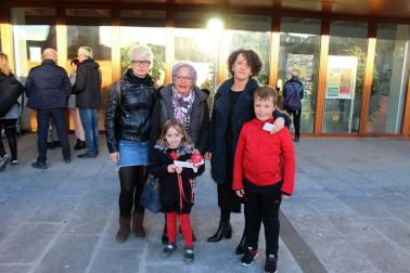 El colectivo ApoyoDravet y Gero Axular Dantza Taldea se han unido para poner en marcha la gira solidaria del espectáculo 'Agorrila'. El pasado fin de semana ofrecieron la segunda actuación de este proyecto en la Casa de Cultura de Aoiz, evento al que respondieron los vecinos de la localidad navarra.