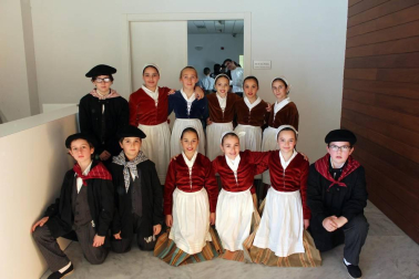 El colectivo ApoyoDravet y Gero Axular Dantza Taldea se han unido para poner en marcha la gira solidaria del espectáculo 'Agorrila'. El pasado fin de semana ofrecieron la segunda actuación de este proyecto en la Casa de Cultura de Aoiz, evento al que respondieron los vecinos de la localidad navarra.