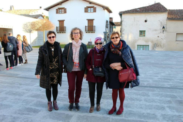 El colectivo ApoyoDravet y Gero Axular Dantza Taldea se han unido para poner en marcha la gira solidaria del espectáculo 'Agorrila'. El pasado fin de semana ofrecieron la segunda actuación de este proyecto en la Casa de Cultura de Aoiz, evento al que respondieron los vecinos de la localidad navarra.