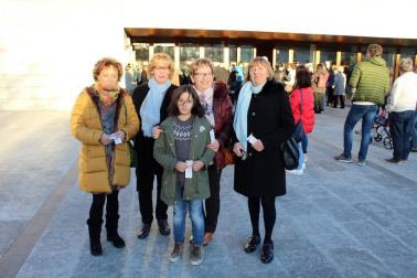 El colectivo ApoyoDravet y Gero Axular Dantza Taldea se han unido para poner en marcha la gira solidaria del espectáculo 'Agorrila'. El pasado fin de semana ofrecieron la segunda actuación de este proyecto en la Casa de Cultura de Aoiz, evento al que respondieron los vecinos de la localidad navarra.