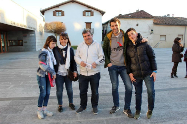 El colectivo ApoyoDravet y Gero Axular Dantza Taldea se han unido para poner en marcha la gira solidaria del espectáculo 'Agorrila'. El pasado fin de semana ofrecieron la segunda actuación de este proyecto en la Casa de Cultura de Aoiz, evento al que respondieron los vecinos de la localidad navarra.