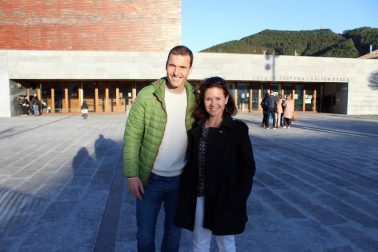 El colectivo ApoyoDravet y Gero Axular Dantza Taldea se han unido para poner en marcha la gira solidaria del espectáculo 'Agorrila'. El pasado fin de semana ofrecieron la segunda actuación de este proyecto en la Casa de Cultura de Aoiz, evento al que respondieron los vecinos de la localidad navarra.