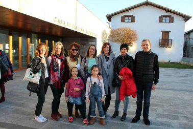 El colectivo ApoyoDravet y Gero Axular Dantza Taldea se han unido para poner en marcha la gira solidaria del espectáculo 'Agorrila'. El pasado fin de semana ofrecieron la segunda actuación de este proyecto en la Casa de Cultura de Aoiz, evento al que respondieron los vecinos de la localidad navarra.