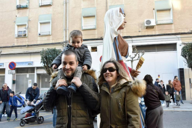 Los vecinos del barrio de Lourdes de la capital ribera celebraron, por primera vez, una jornada de fiesta propia. La celebración comenzó con un pasacalles y el homenaje al Padre Lasa, fundador del barrio, que se celebró en la plaza que lleva su nombre. También se reconoció la labor de Paco Cascán en su cuidado altruista del huerto comunitario. A la tarde, fue la Comparsa Perrinche la encargada de hacer bailar y disfrutar a mayores y pequeños.