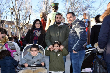 Los vecinos del barrio de Lourdes de la capital ribera celebraron, por primera vez, una jornada de fiesta propia. La celebración comenzó con un pasacalles y el homenaje al Padre Lasa, fundador del barrio, que se celebró en la plaza que lleva su nombre. También se reconoció la labor de Paco Cascán en su cuidado altruista del huerto comunitario. A la tarde, fue la Comparsa Perrinche la encargada de hacer bailar y disfrutar a mayores y pequeños.
