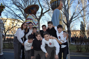 Los vecinos del barrio de Lourdes de la capital ribera celebraron, por primera vez, una jornada de fiesta propia. La celebración comenzó con un pasacalles y el homenaje al Padre Lasa, fundador del barrio, que se celebró en la plaza que lleva su nombre. También se reconoció la labor de Paco Cascán en su cuidado altruista del huerto comunitario. A la tarde, fue la Comparsa Perrinche la encargada de hacer bailar y disfrutar a mayores y pequeños.