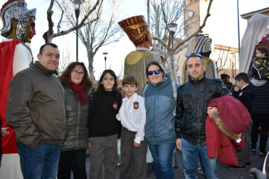 Los vecinos del barrio de Lourdes de la capital ribera celebraron, por primera vez, una jornada de fiesta propia. La celebración comenzó con un pasacalles y el homenaje al Padre Lasa, fundador del barrio, que se celebró en la plaza que lleva su nombre. También se reconoció la labor de Paco Cascán en su cuidado altruista del huerto comunitario. A la tarde, fue la Comparsa Perrinche la encargada de hacer bailar y disfrutar a mayores y pequeños.
