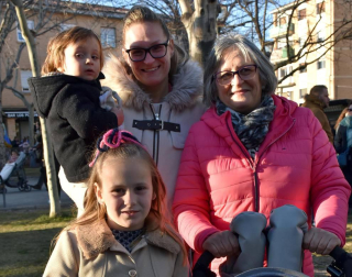 Los vecinos del barrio de Lourdes de la capital ribera celebraron, por primera vez, una jornada de fiesta propia. La celebración comenzó con un pasacalles y el homenaje al Padre Lasa, fundador del barrio, que se celebró en la plaza que lleva su nombre. También se reconoció la labor de Paco Cascán en su cuidado altruista del huerto comunitario. A la tarde, fue la Comparsa Perrinche la encargada de hacer bailar y disfrutar a mayores y pequeños.