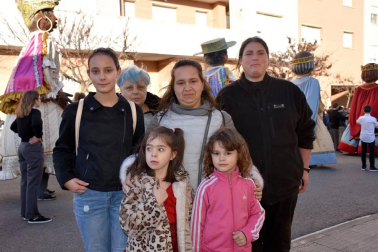Los vecinos del barrio de Lourdes de la capital ribera celebraron, por primera vez, una jornada de fiesta propia. La celebración comenzó con un pasacalles y el homenaje al Padre Lasa, fundador del barrio, que se celebró en la plaza que lleva su nombre. También se reconoció la labor de Paco Cascán en su cuidado altruista del huerto comunitario. A la tarde, fue la Comparsa Perrinche la encargada de hacer bailar y disfrutar a mayores y pequeños.