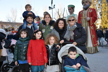 Los vecinos del barrio de Lourdes de la capital ribera celebraron, por primera vez, una jornada de fiesta propia. La celebración comenzó con un pasacalles y el homenaje al Padre Lasa, fundador del barrio, que se celebró en la plaza que lleva su nombre. También se reconoció la labor de Paco Cascán en su cuidado altruista del huerto comunitario. A la tarde, fue la Comparsa Perrinche la encargada de hacer bailar y disfrutar a mayores y pequeños.