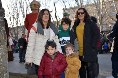Los vecinos del barrio de Lourdes de la capital ribera celebraron, por primera vez, una jornada de fiesta propia. La celebración comenzó con un pasacalles y el homenaje al Padre Lasa, fundador del barrio, que se celebró en la plaza que lleva su nombre. También se reconoció la labor de Paco Cascán en su cuidado altruista del huerto comunitario. A la tarde, fue la Comparsa Perrinche la encargada de hacer bailar y disfrutar a mayores y pequeños.