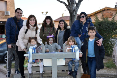 Los vecinos del barrio de Lourdes de la capital ribera celebraron, por primera vez, una jornada de fiesta propia. La celebración comenzó con un pasacalles y el homenaje al Padre Lasa, fundador del barrio, que se celebró en la plaza que lleva su nombre. También se reconoció la labor de Paco Cascán en su cuidado altruista del huerto comunitario. A la tarde, fue la Comparsa Perrinche la encargada de hacer bailar y disfrutar a mayores y pequeños.